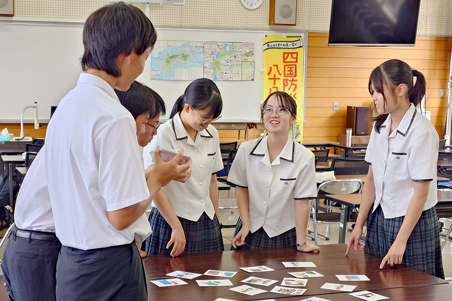 愛媛県立松山東高等学校「GL事業（海外研修の展示と防災かるた体験）」